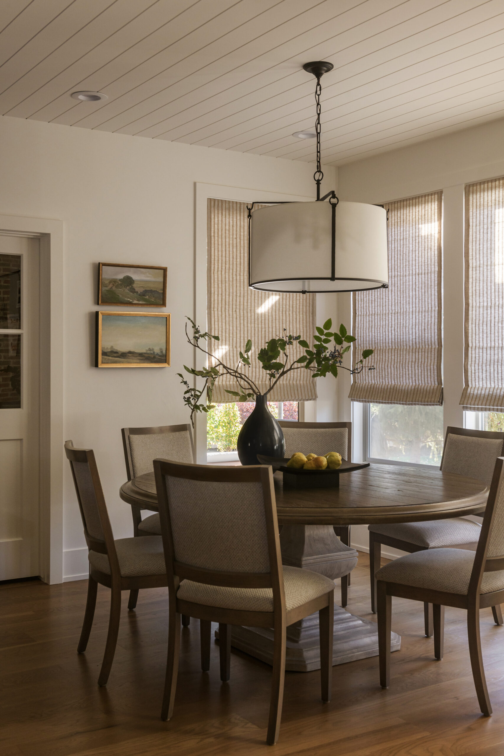 Transitional Relaxed Dining Room