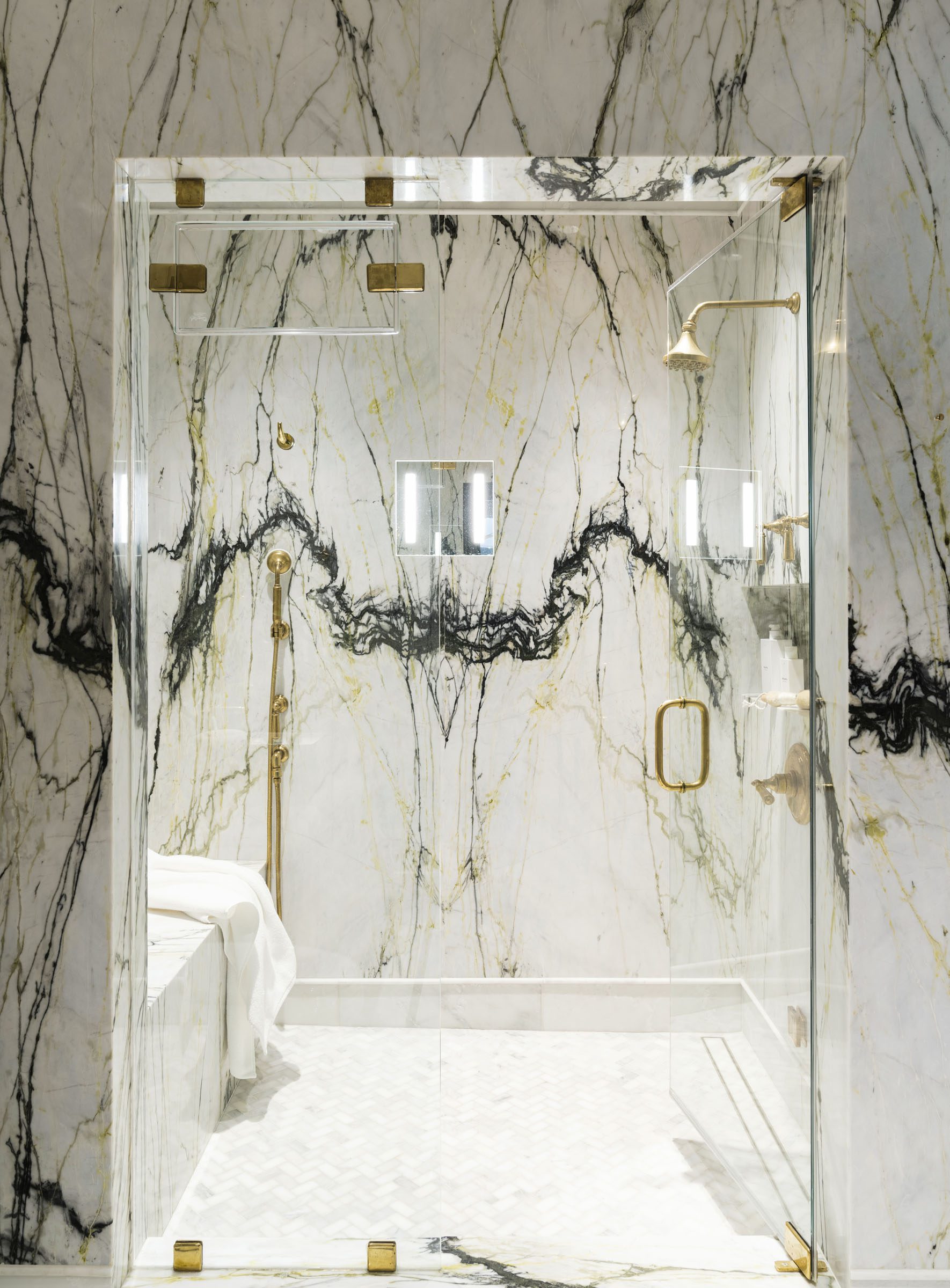 Walk in shower contrasted marble