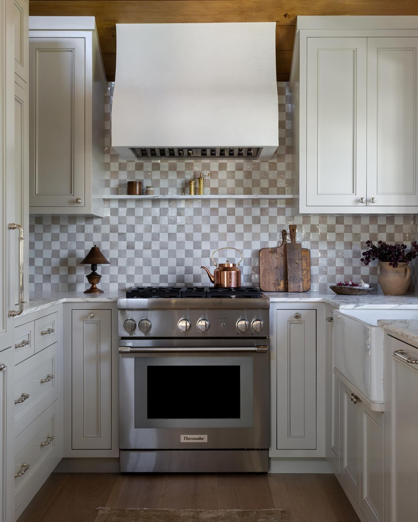 Grey and white checkerboard tile backsplash in the kitchen