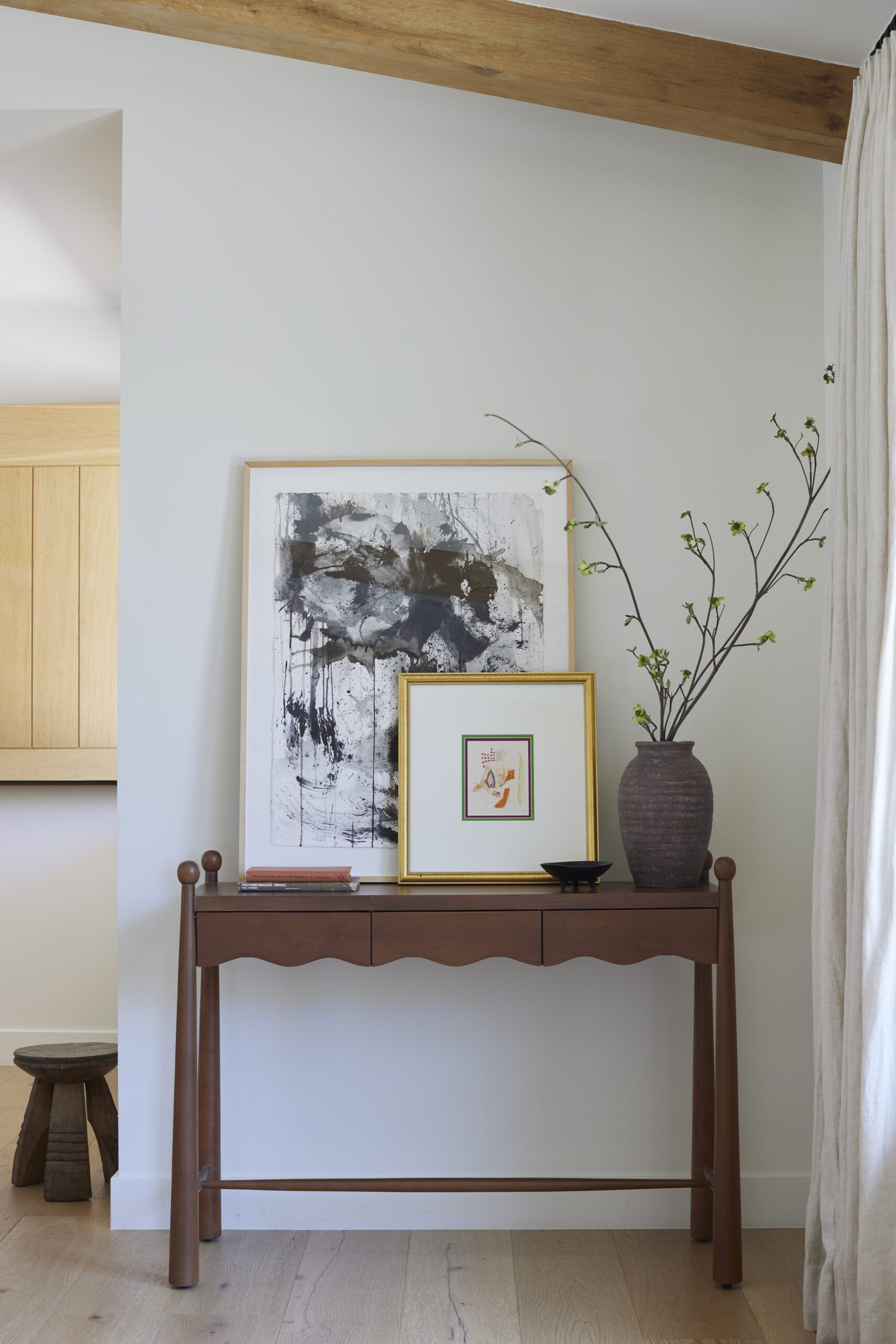 Room Detailing Standing Coffee Table