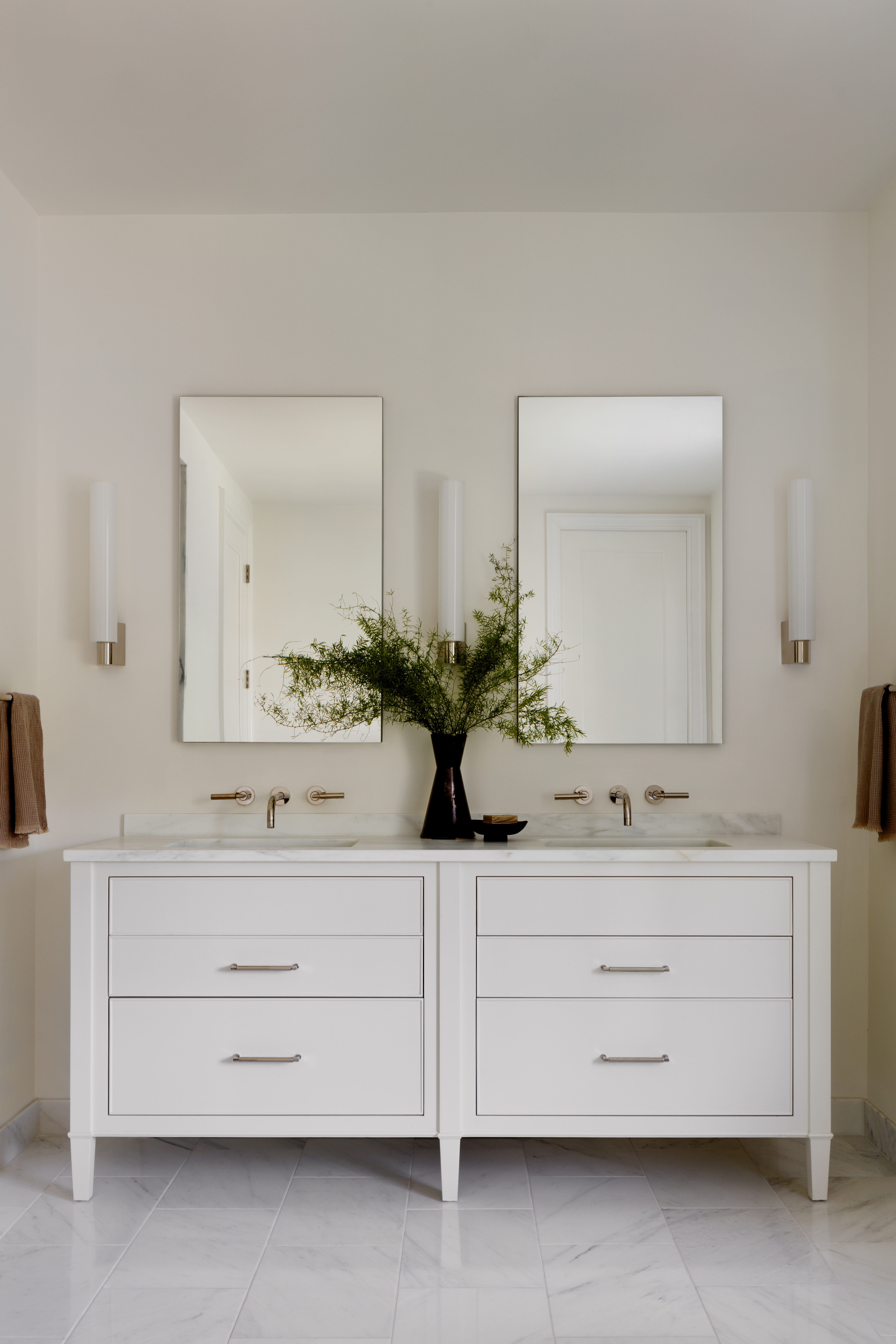 Double vanity bathroom traditional design