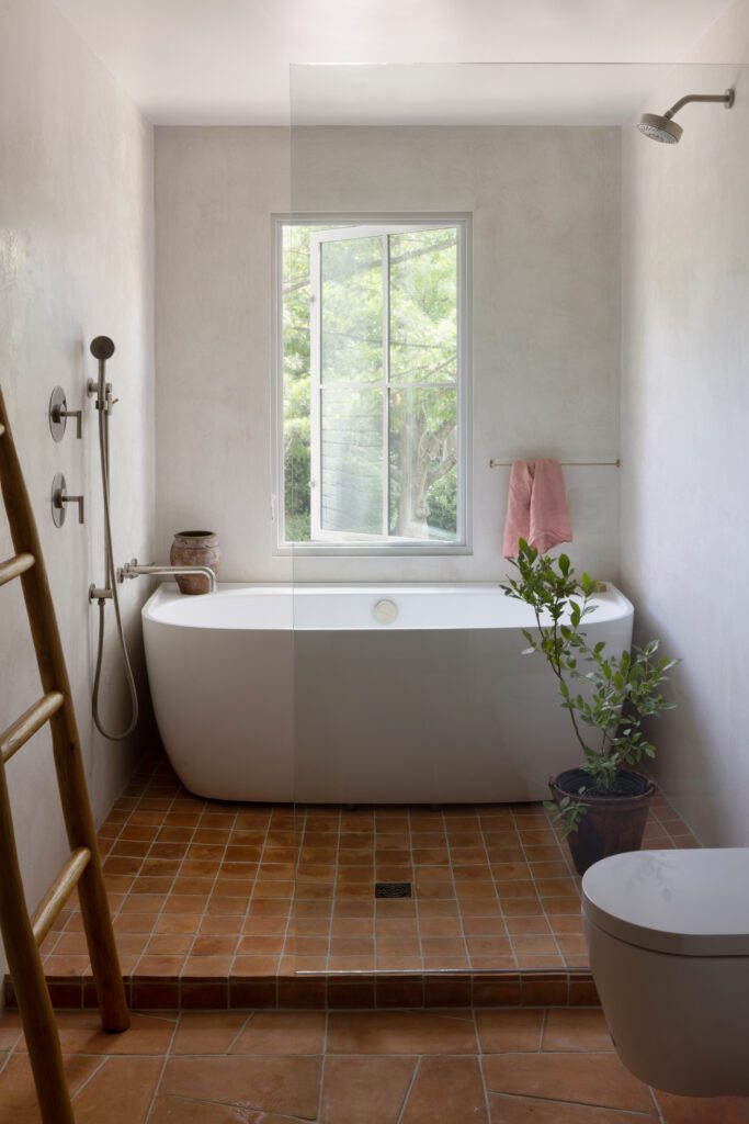 Freestanding bathtub