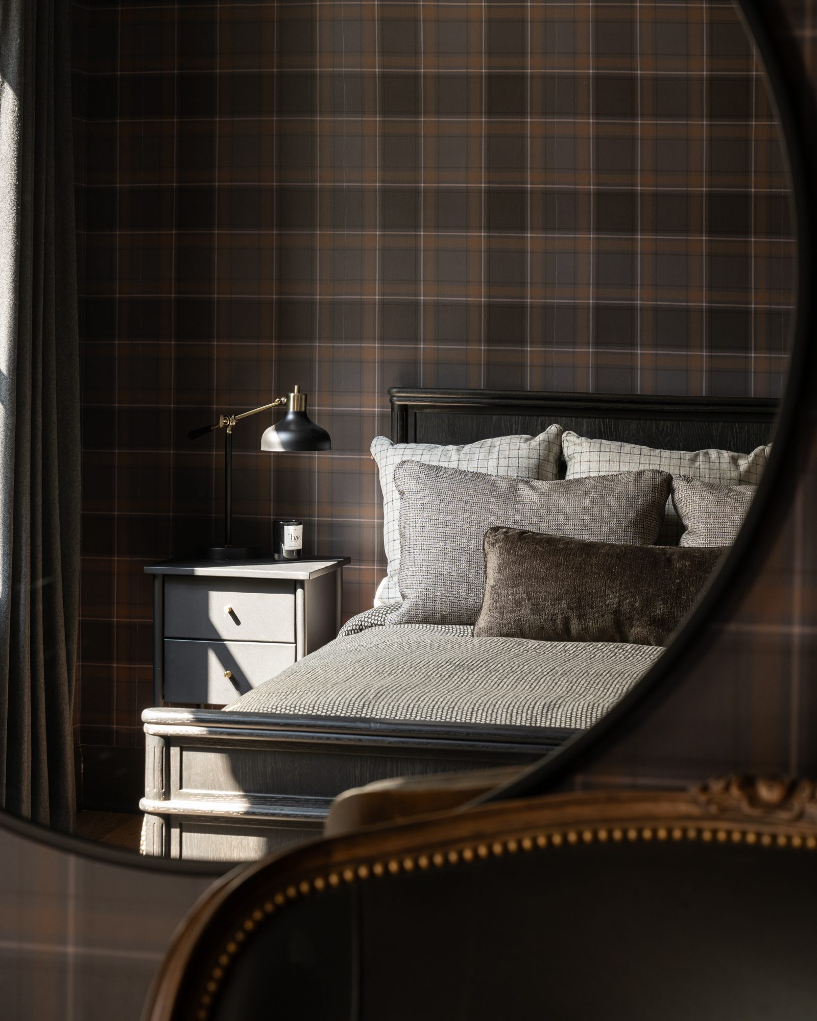 Modern traditional design wallpaper