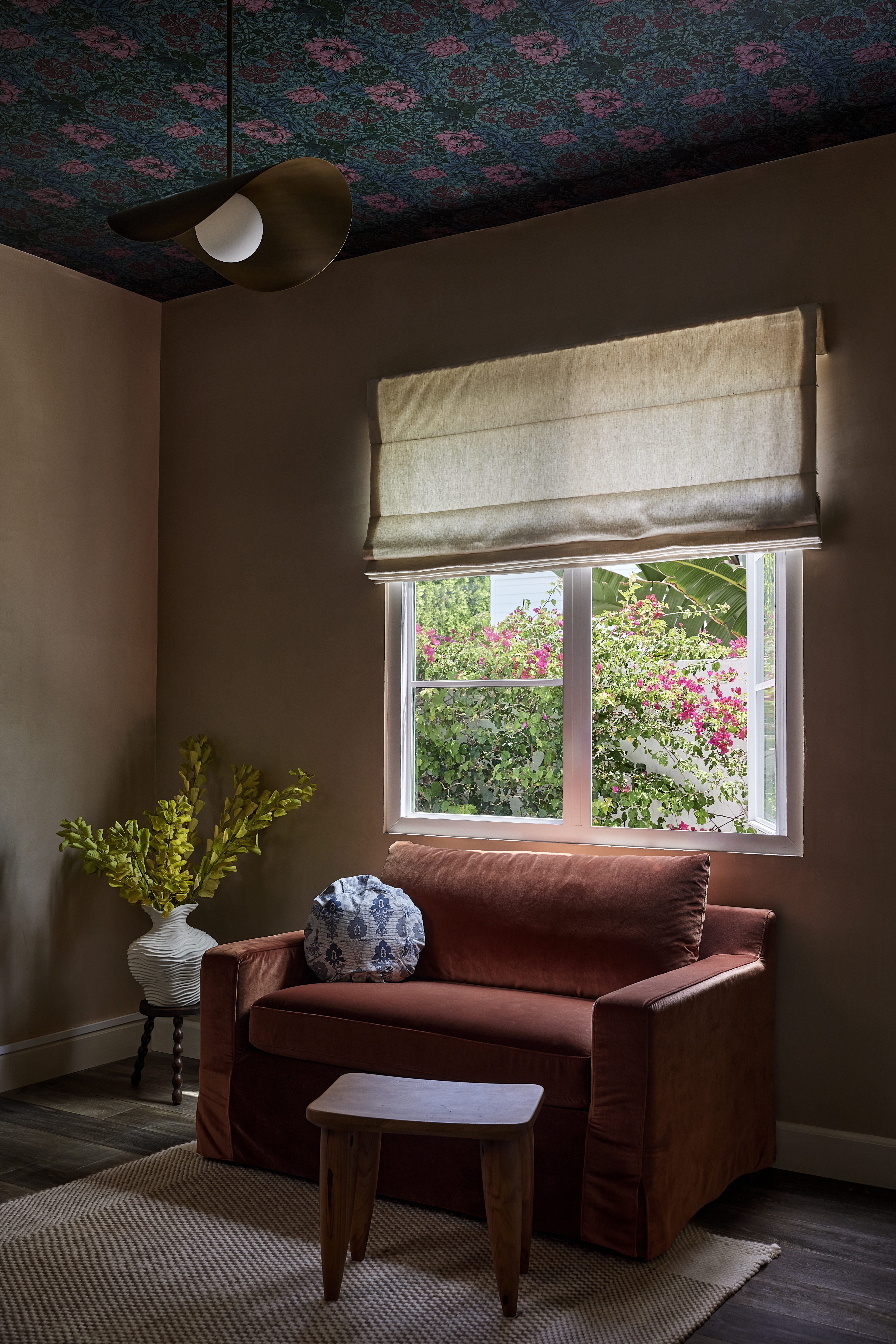 Sitting area sculptural lighting wallpaper ceiling