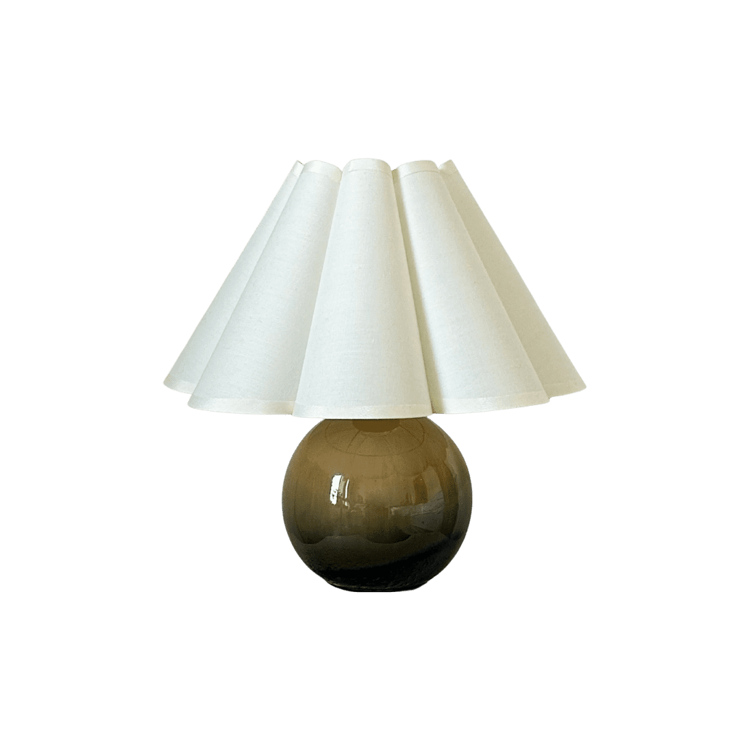 Pleated lamp shade with circular base